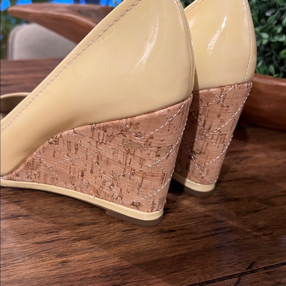 NWT Vaneli Phebe Ice Fodervern Patent/Ice Quilted Cork Peep Toe Heels. Size 8.5 - Picture 4 of 7